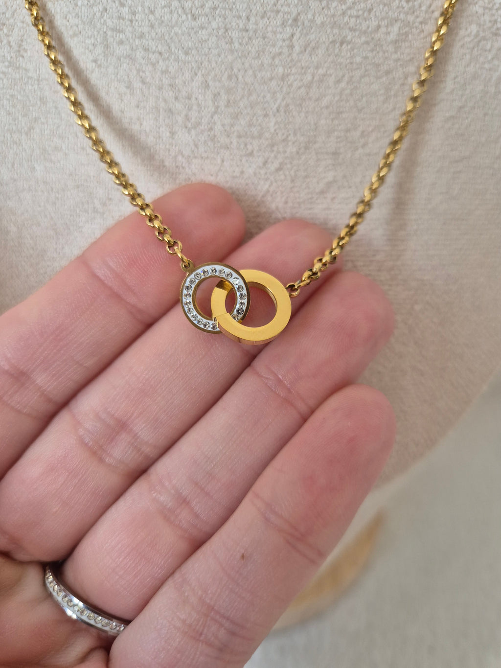 Collier entrelacé
