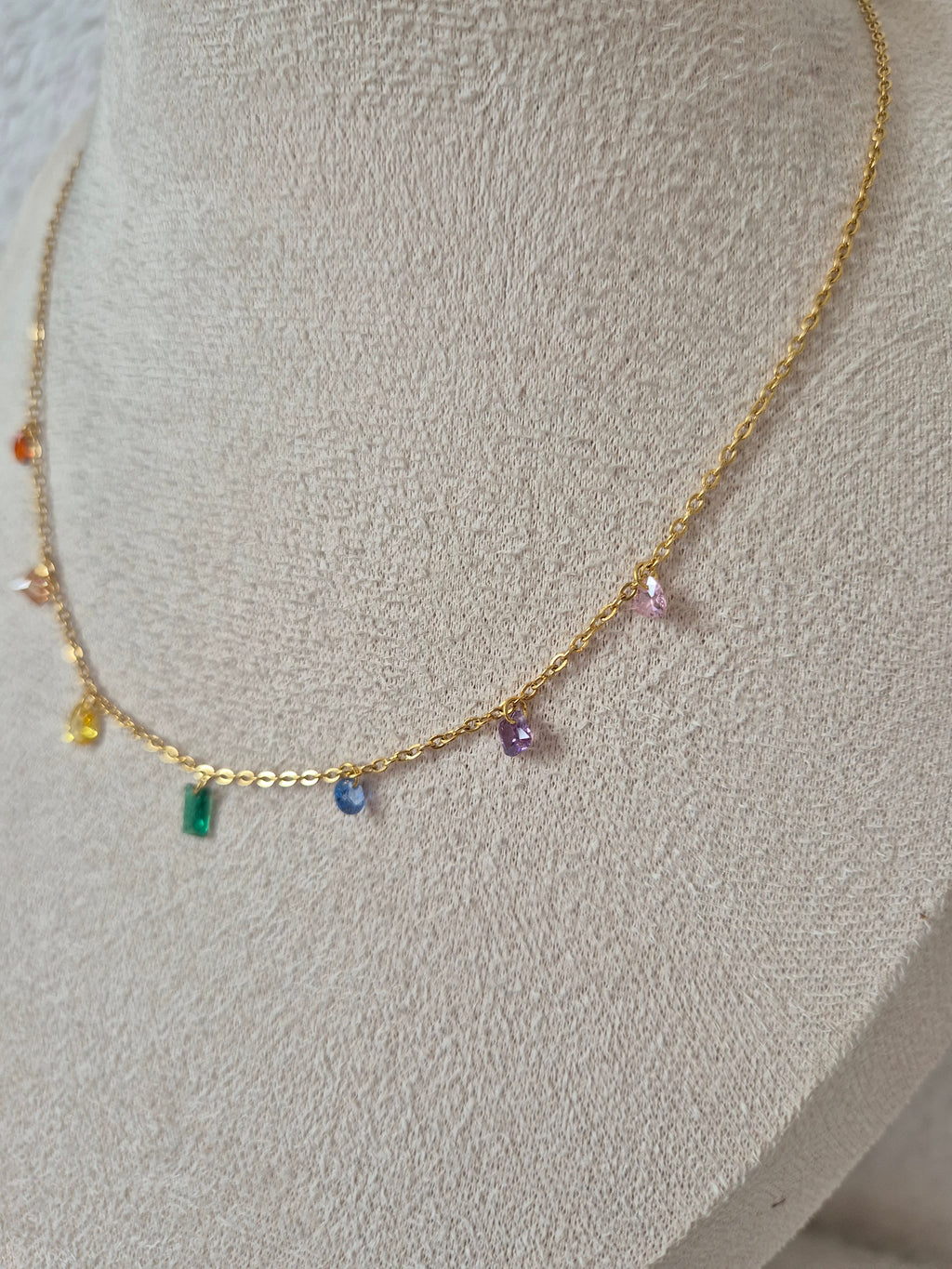 Collier pierres multicolores