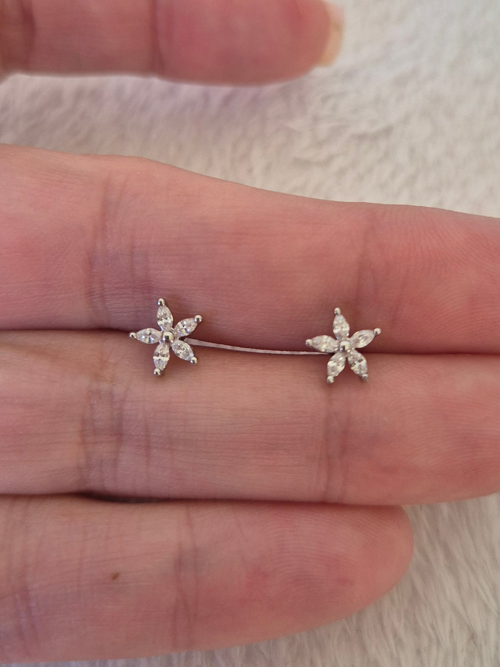 Boucles d'oreilles fleurs strass