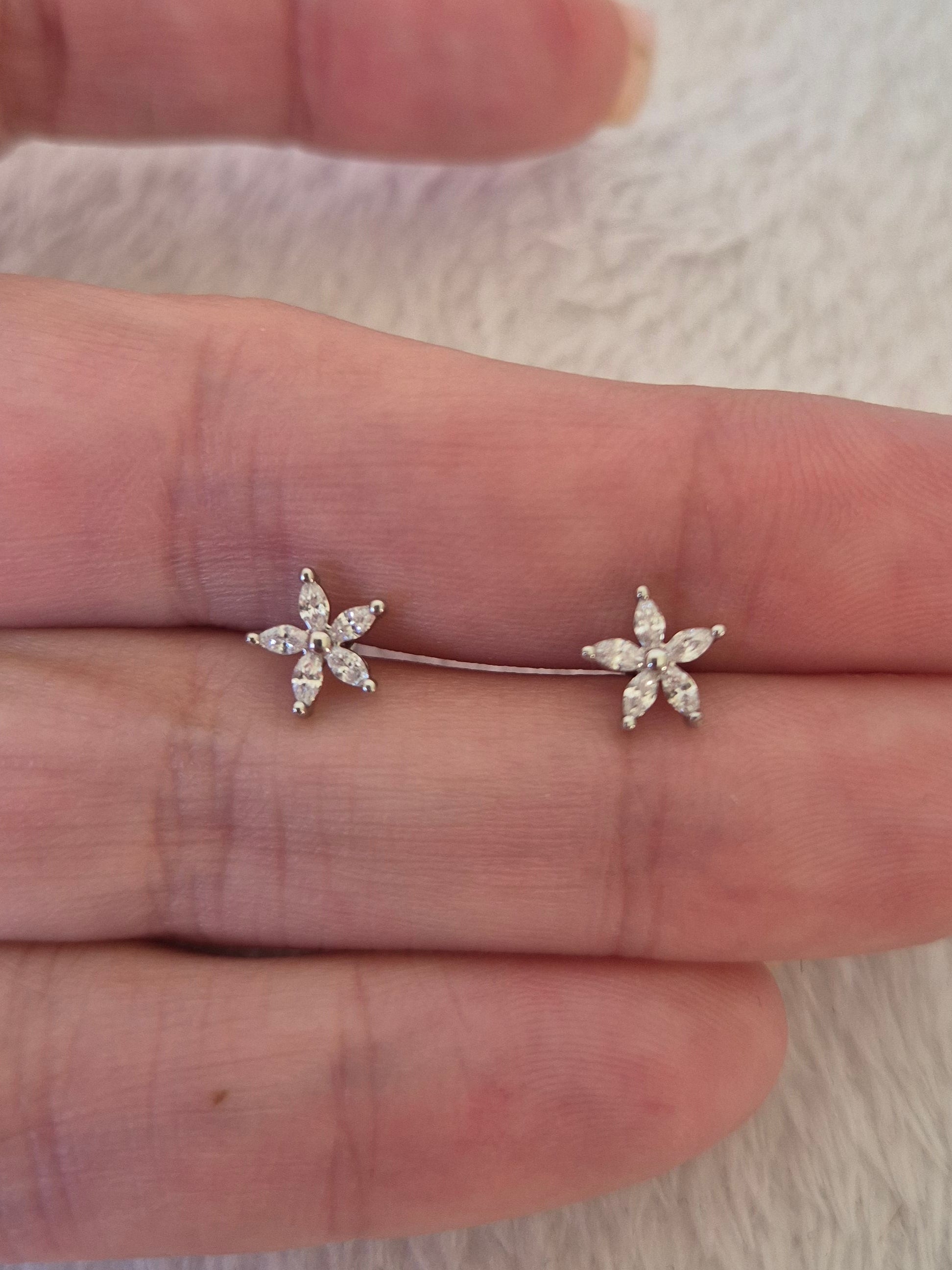 Boucles d'oreilles fleurs strass