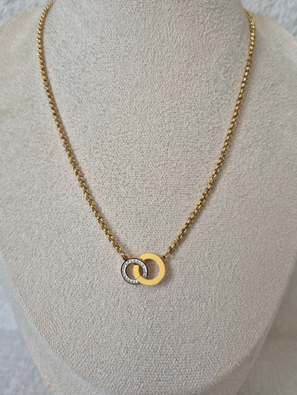 Collier entrelacé
