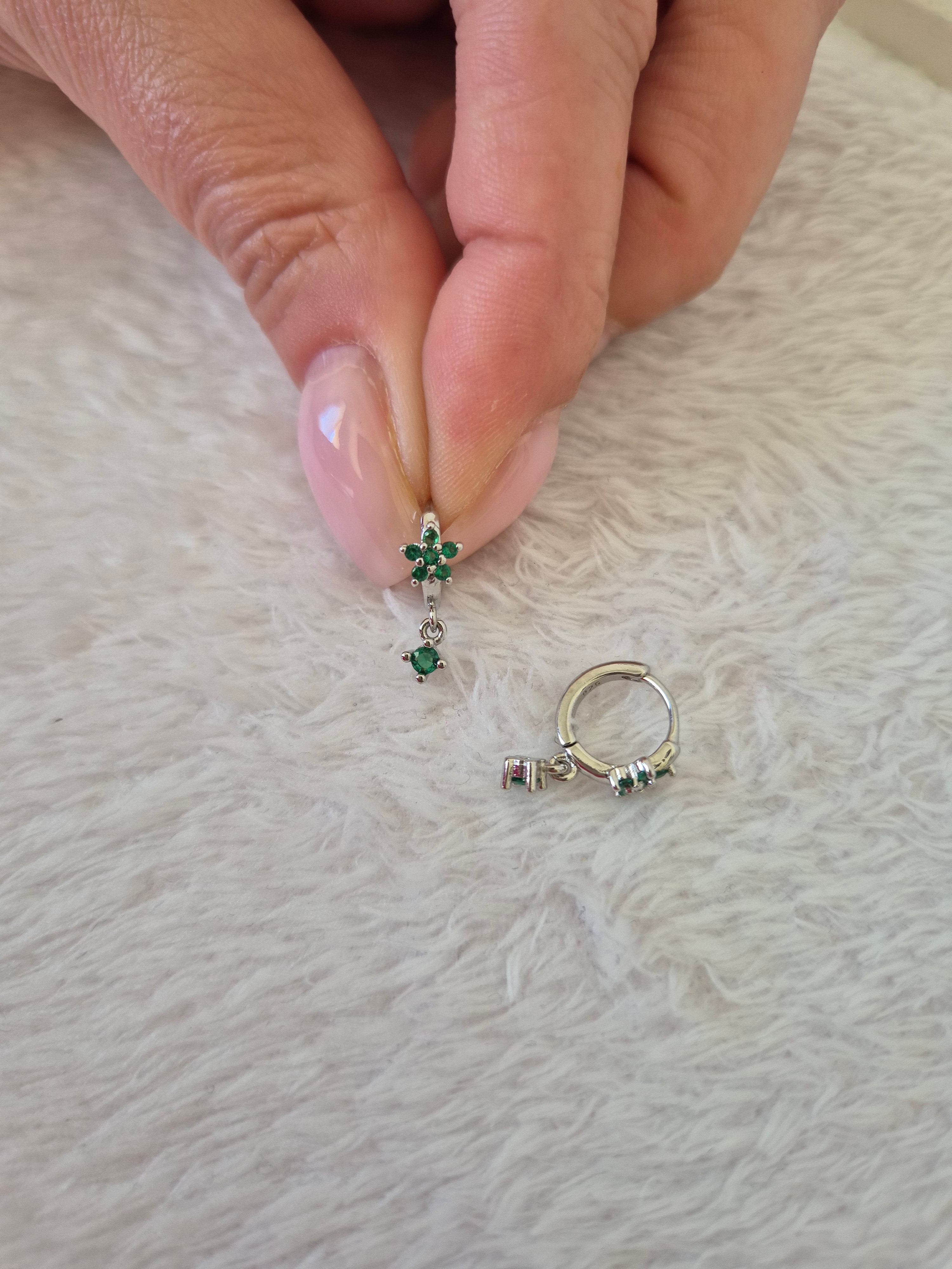 Mini créoles étoiles strass verts